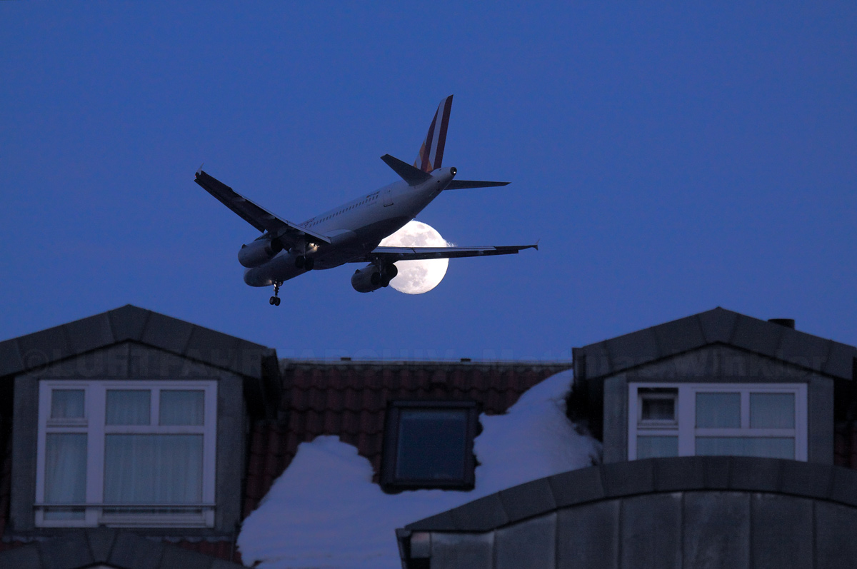 Vollmond-Anflug über den Dächern Spandaus