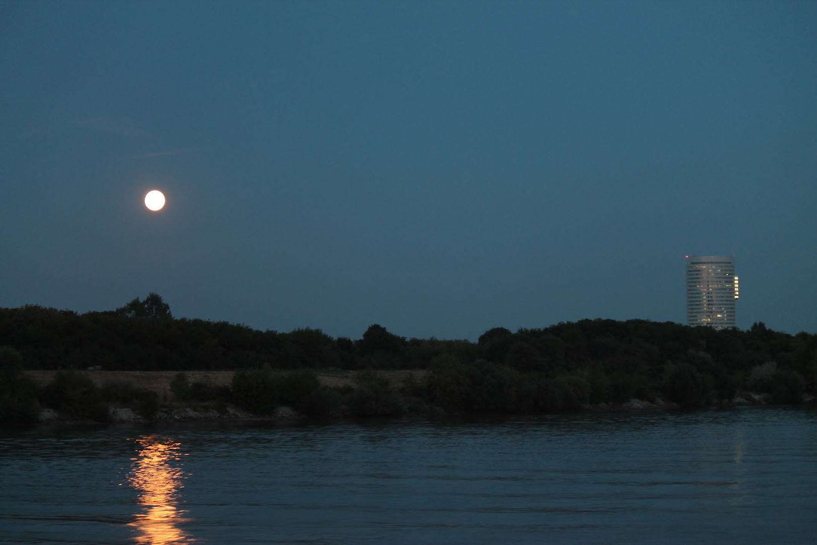 Vollmond auf der Donau