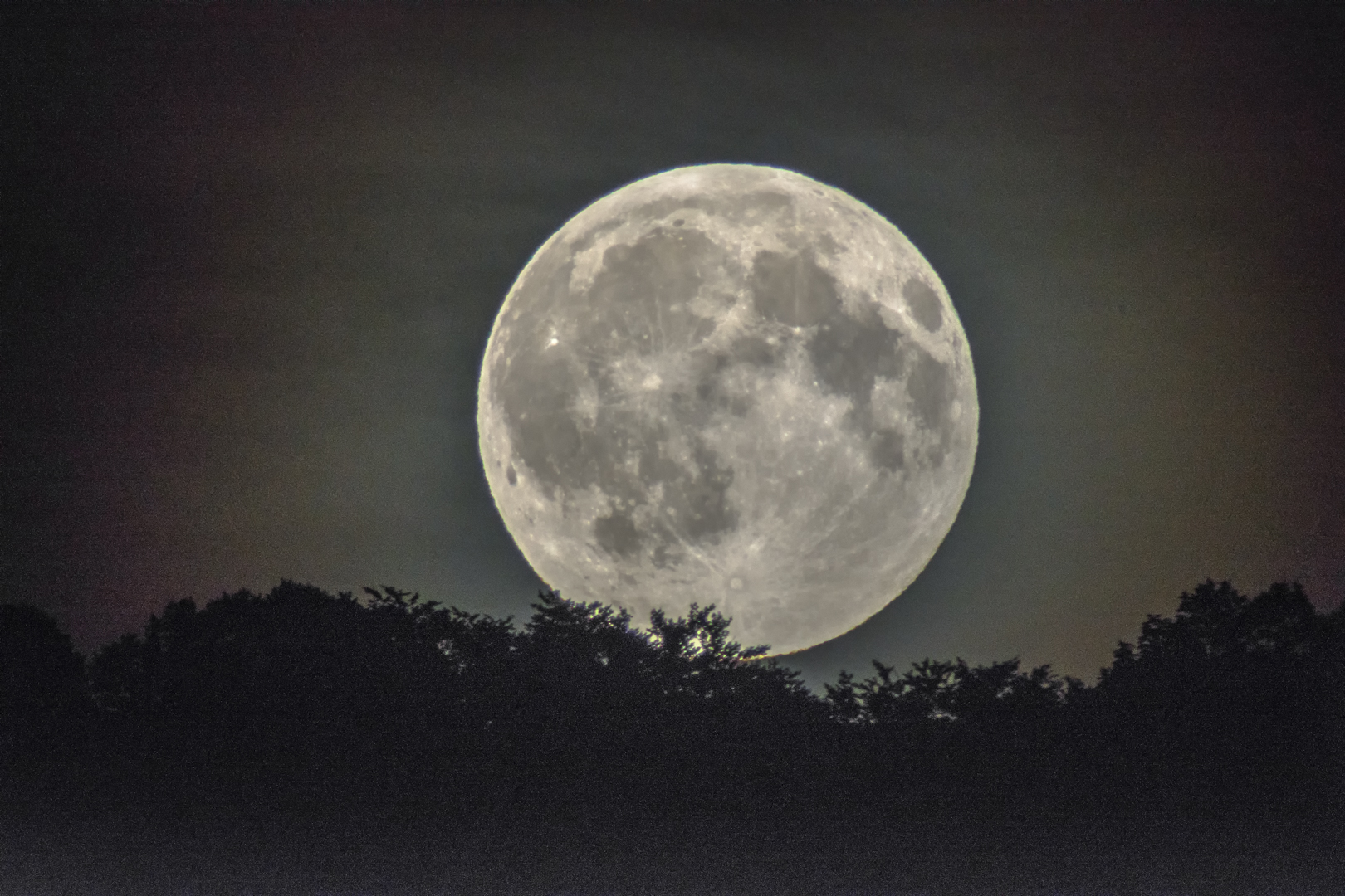 Vollmond-Aufgang über dem Berg