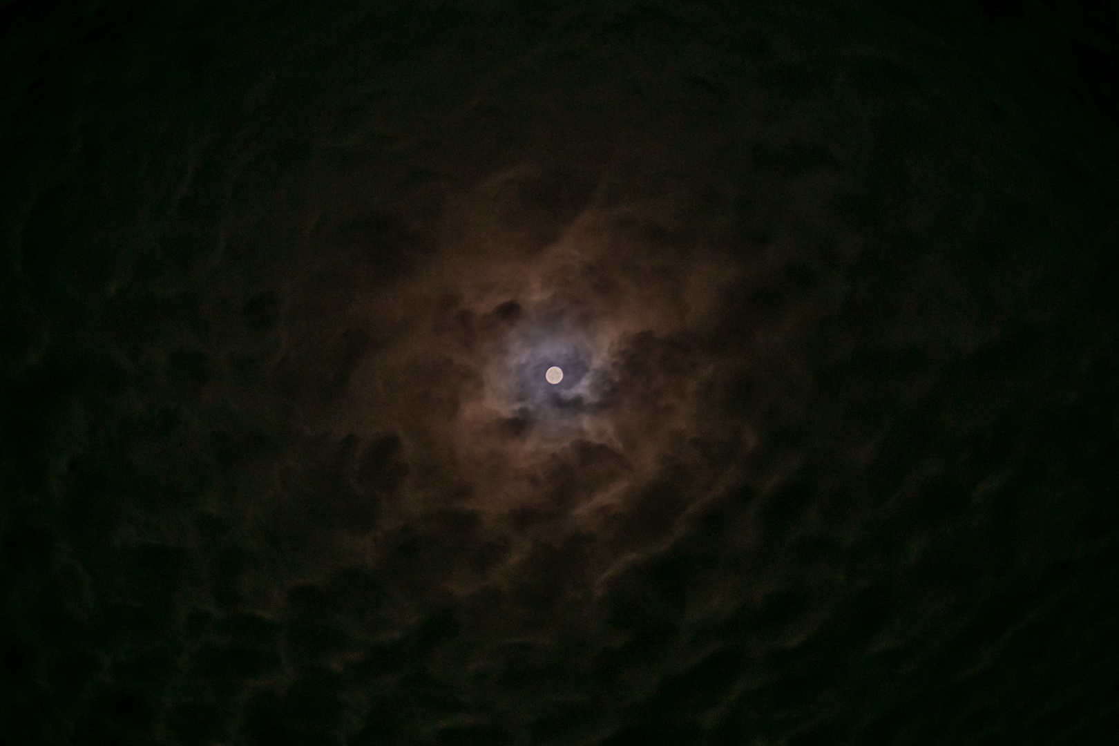 Vollmond bei Bewölkung