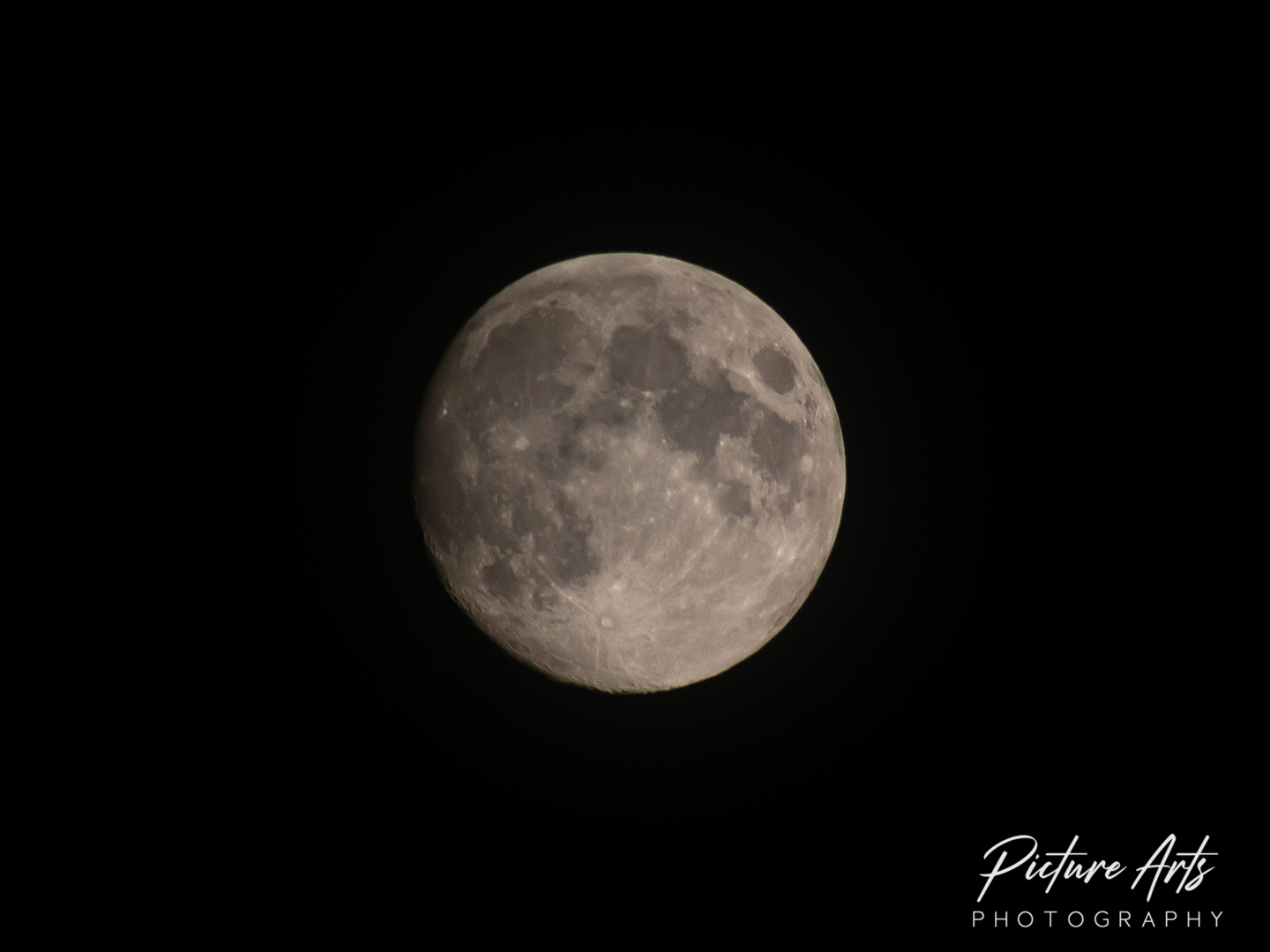 Vollmond bei klarem Himmel