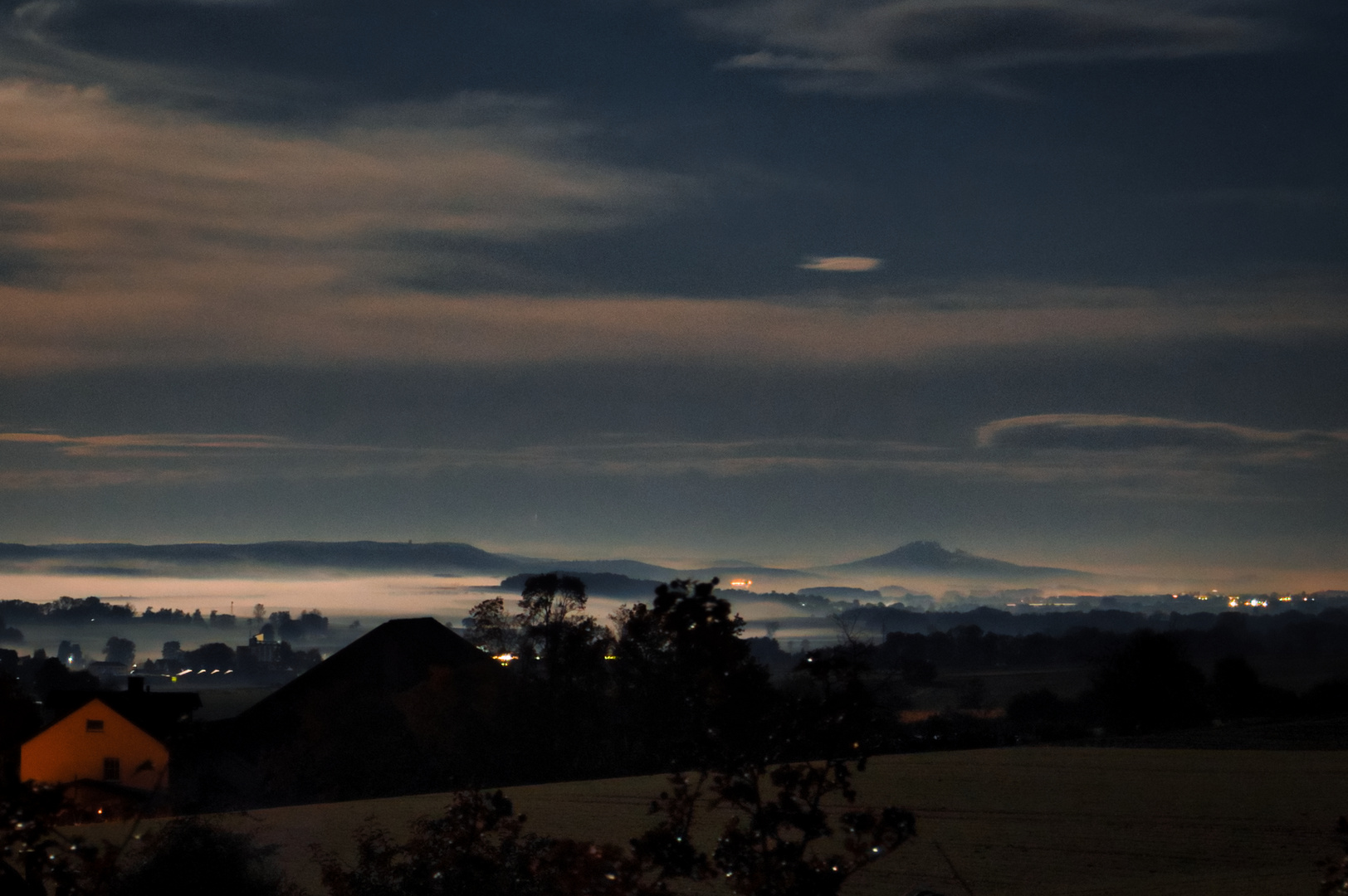 Vollmond bei Sonnenaufgang