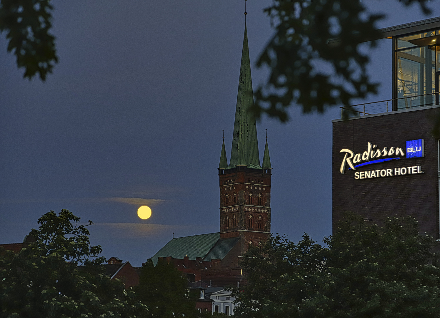 Vollmond bei St. Petri in  Lübeck