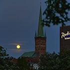 Vollmond bei St. Petri in  Lübeck