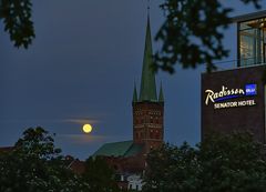 Vollmond bei St. Petri in  Lübeck