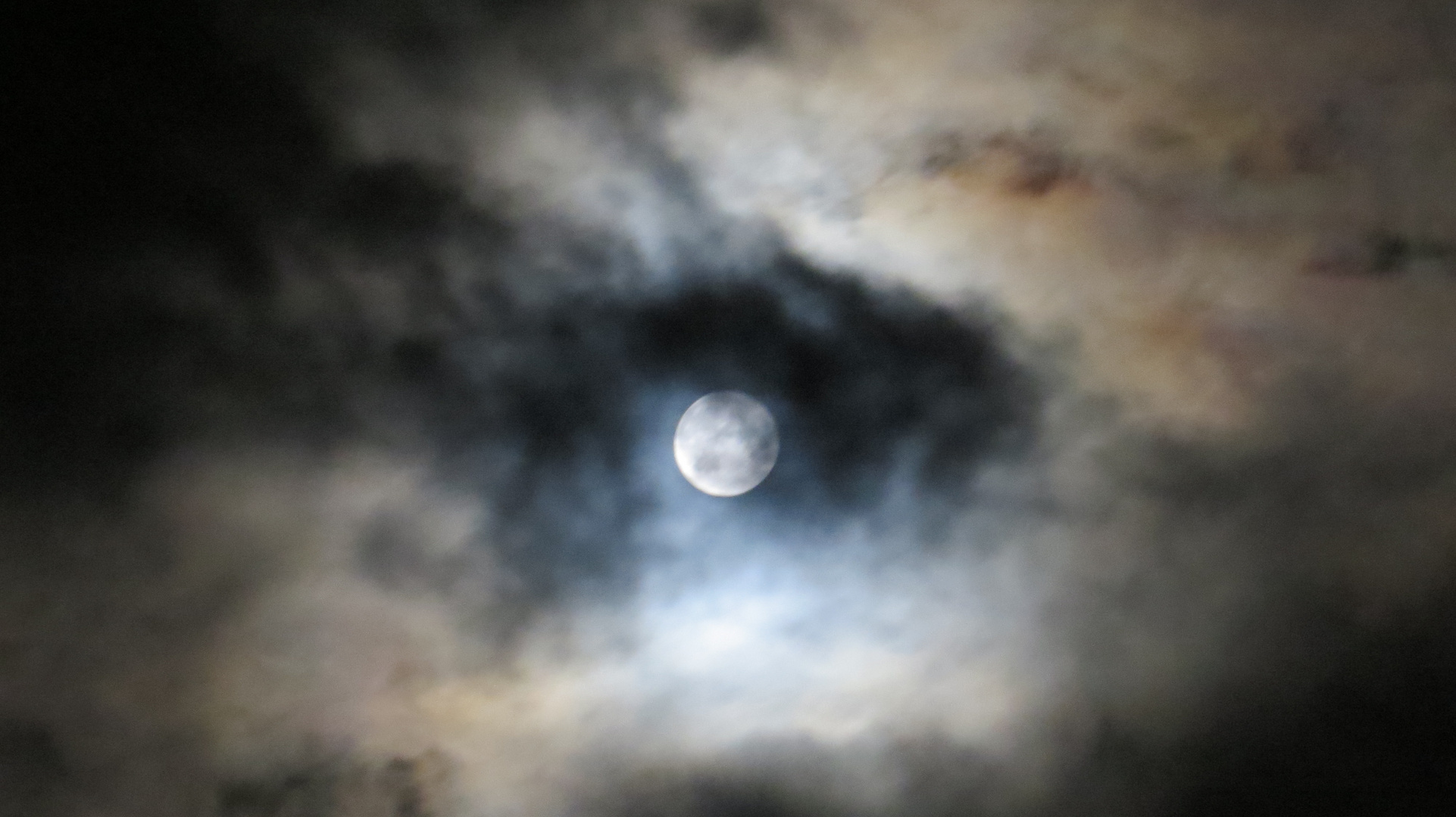 Vollmond bei wolkigem Himmel