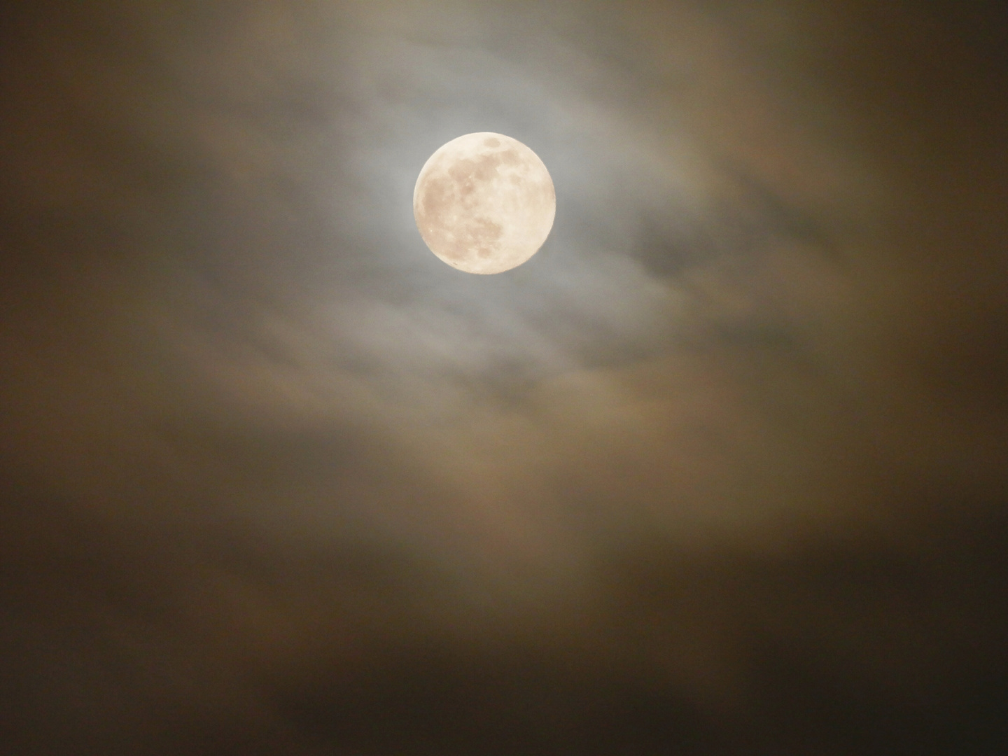 Vollmond bei zunehmender Bewölkung - Nachthimmel über Münster 