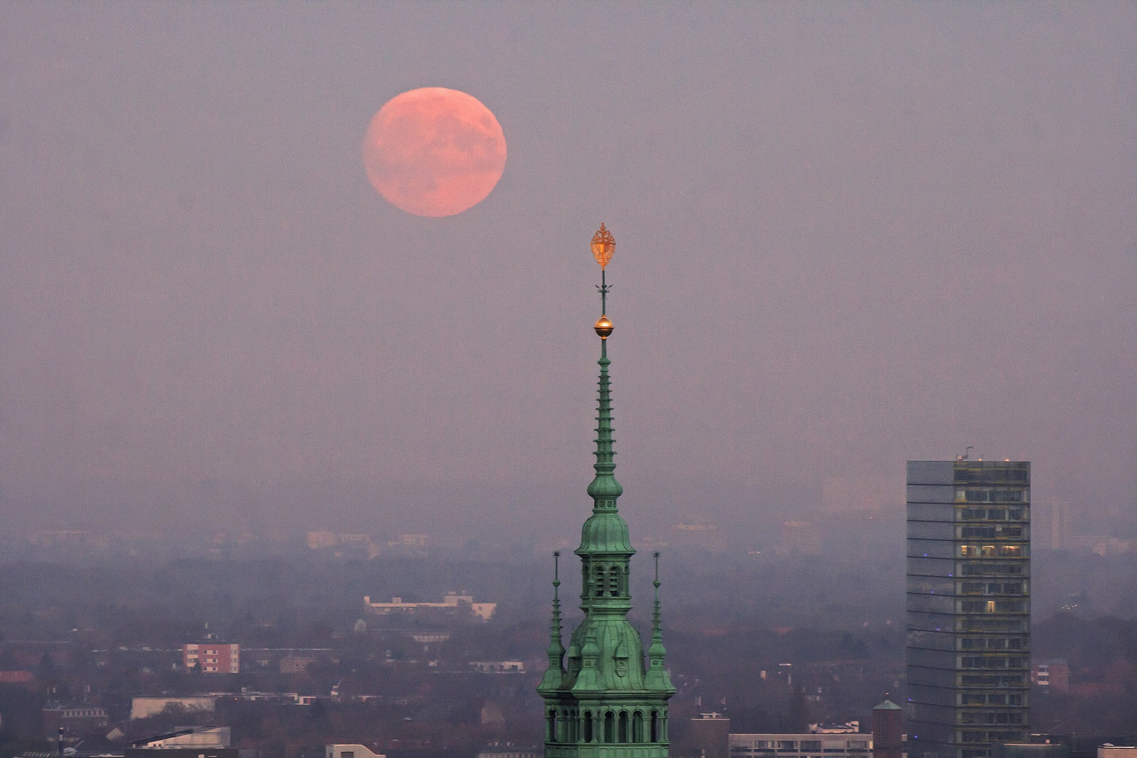 Vollmond beim Hamburger Rathausturm