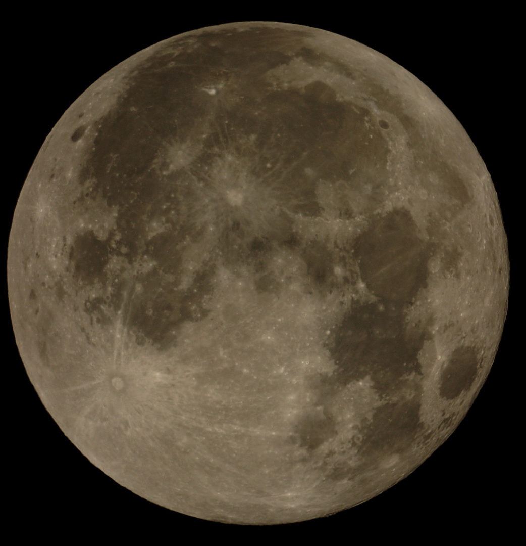 Vollmond direkt nach der Mondfinsternis am 10.12.2011