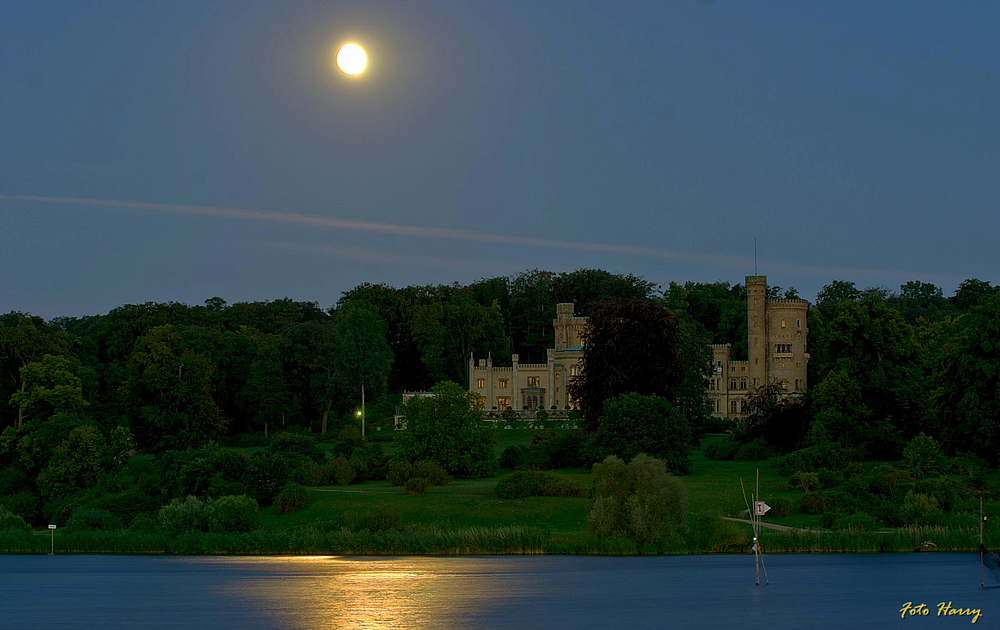 Vollmond (fast) über dem Schloss Babelsberg.