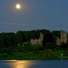 Vollmond (fast) über dem Schloss Babelsberg.