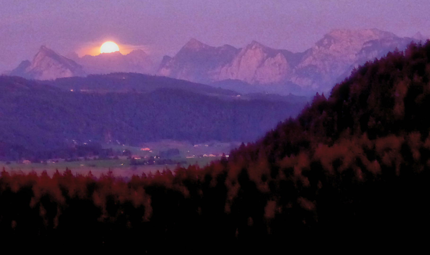 Vollmond hinter den Glarner Bergen