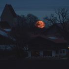 Vollmond hinter den Häusern