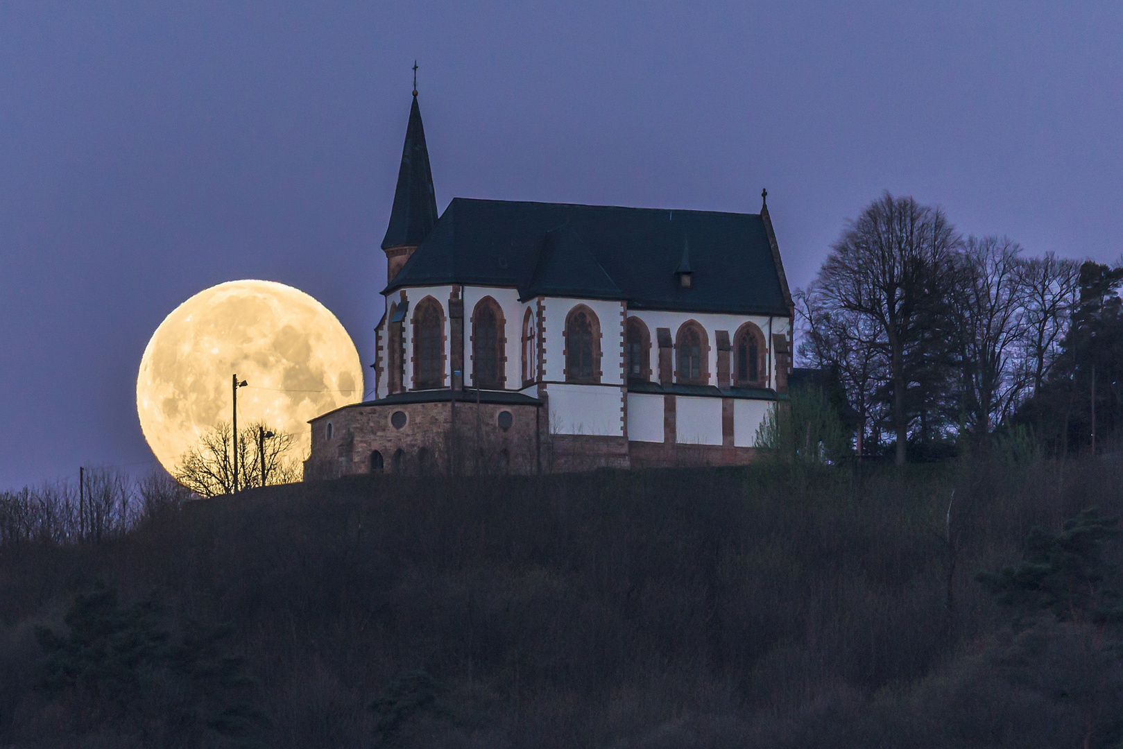 Vollmond hinter der Annakapelle