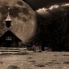 Vollmond hinter der Kirche