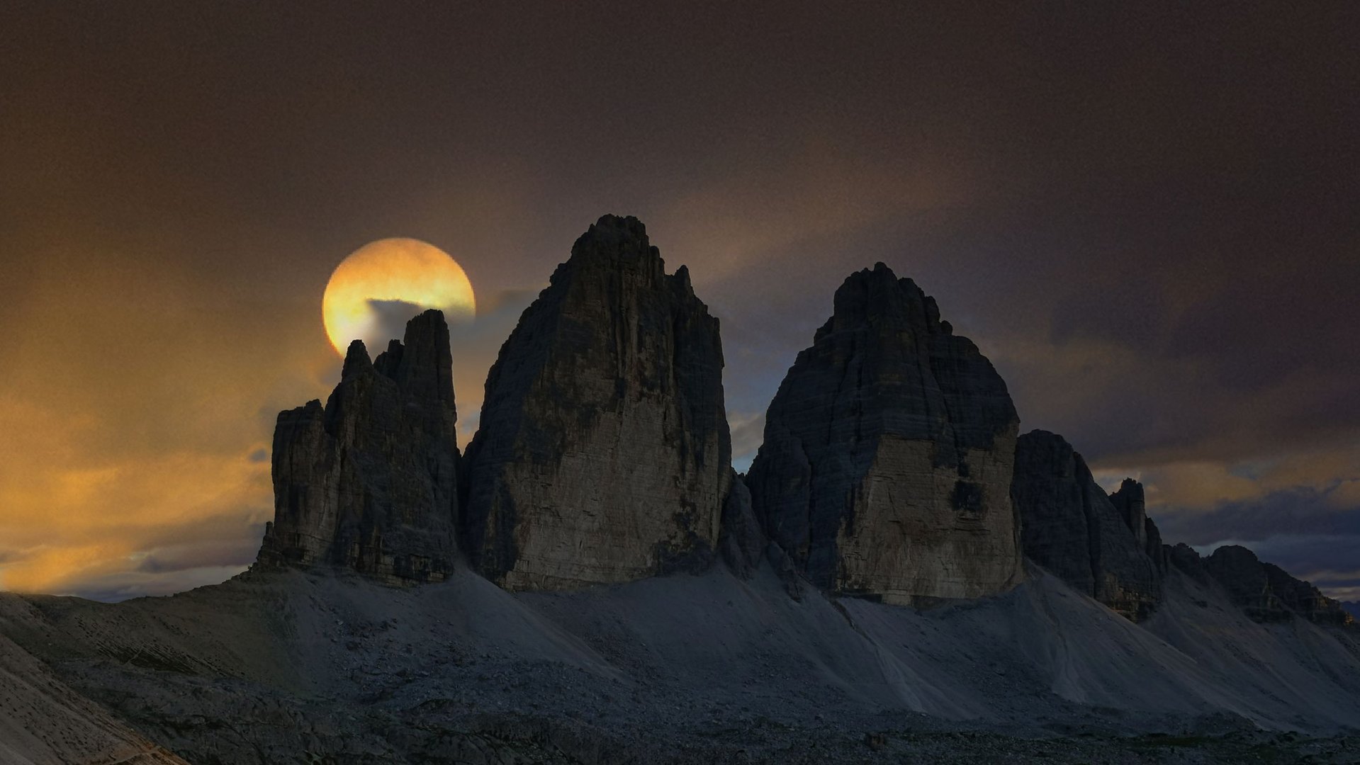 Vollmond hinter der kleinen Zinne