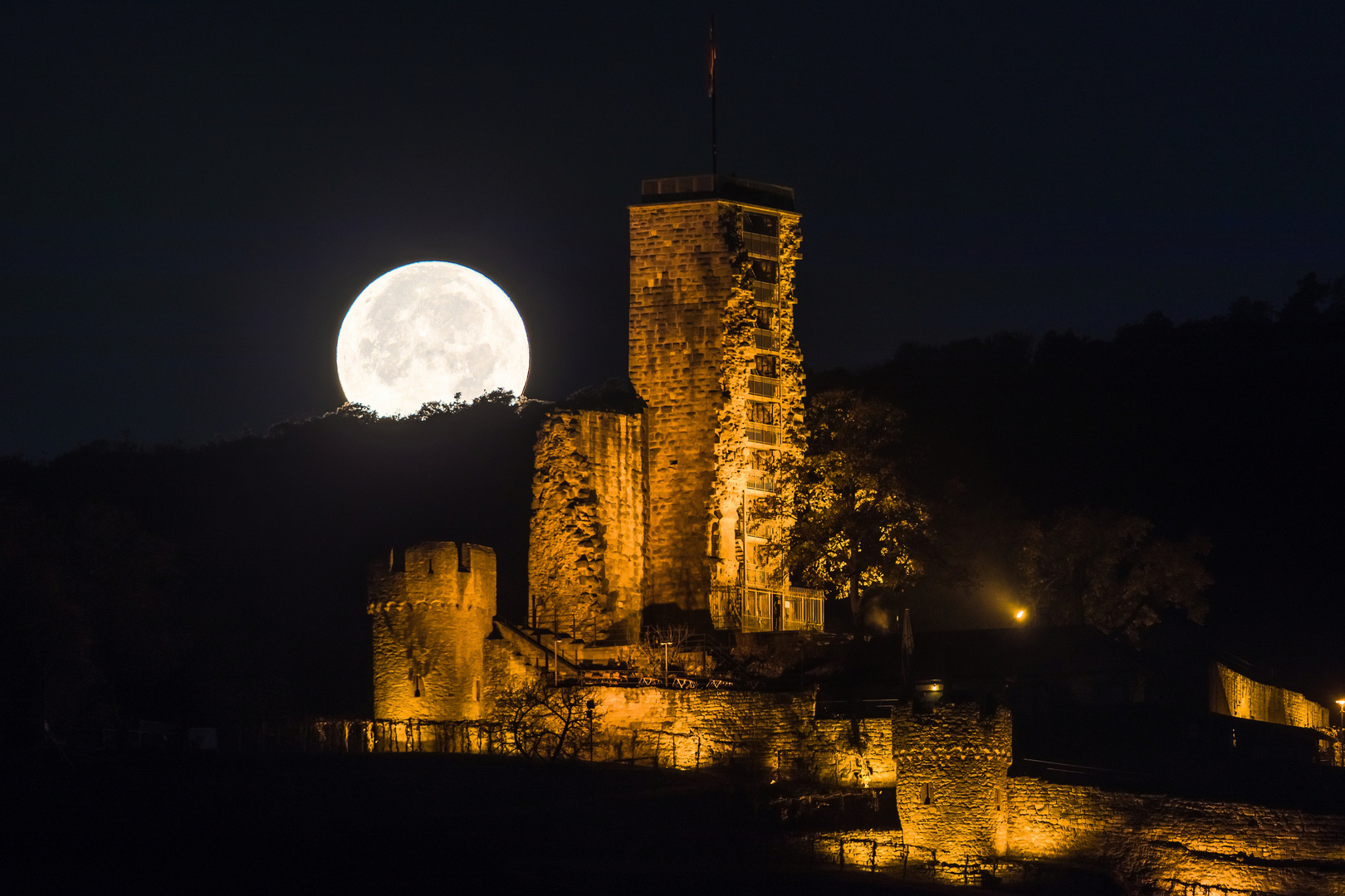 Vollmond hinter der Wachtenburg