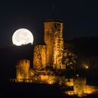 Vollmond hinter der Wachtenburg