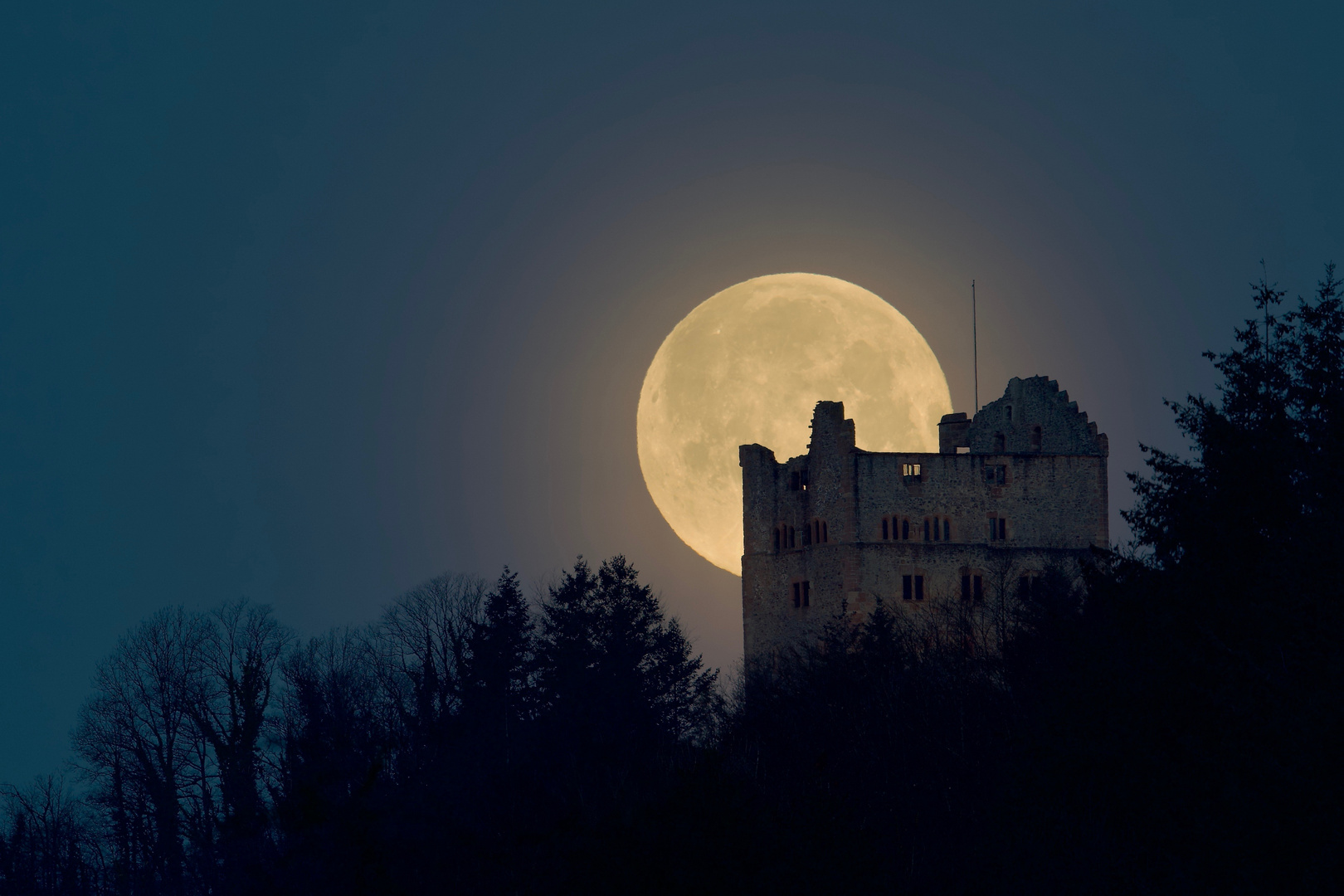 Vollmond hinter Hohengeroldseck