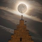 Vollmond hinter Kirchturm in Zell am See.