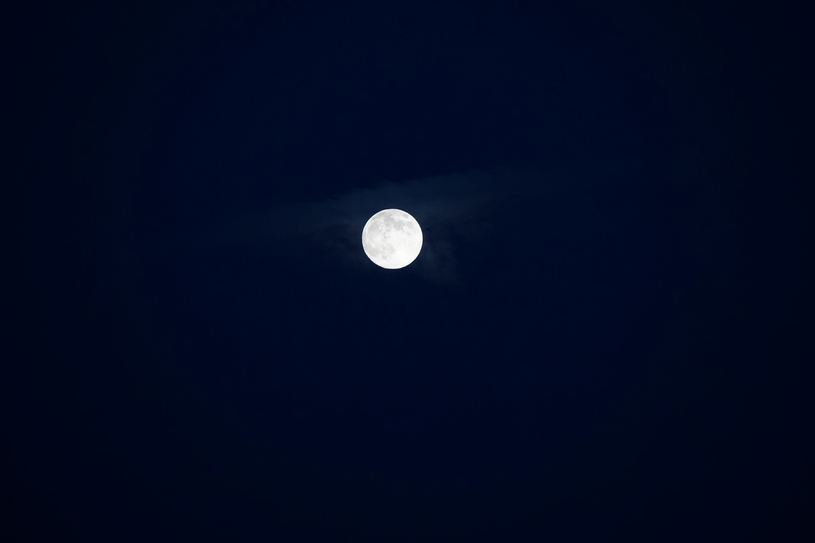 Vollmond hinter leichten Wolken