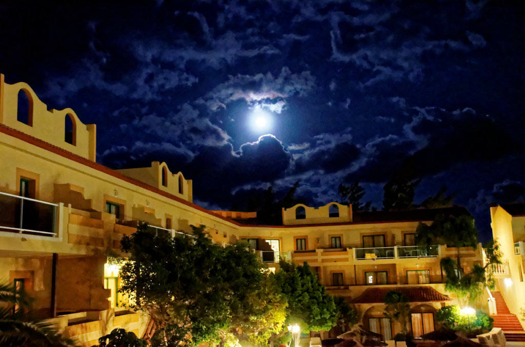 Vollmond hinter Wolken auf Fuerteventura