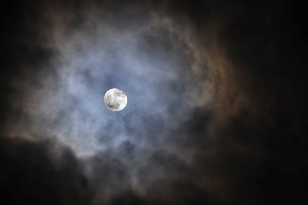 Vollmond hinter Wolken