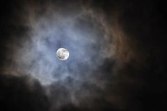 Vollmond hinter Wolken