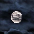 Vollmond hinter Wolken