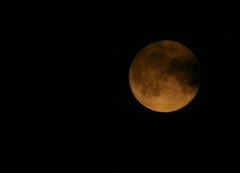 Vollmond hinter Wolkenschleiern