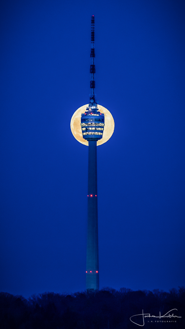 Vollmond hinterm Fernsehturm Stuttgart