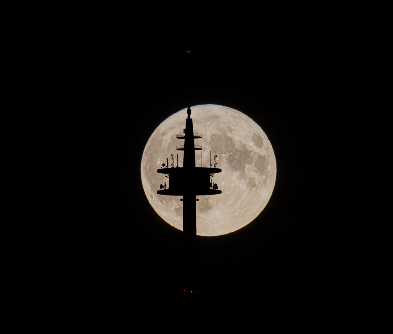 Vollmond hinterm Plettenbergturm