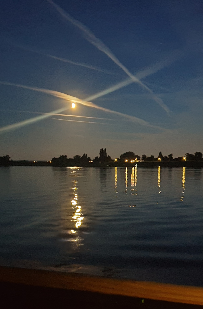 Vollmond im August an der Elbe