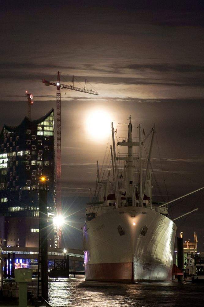 Vollmond im Hafen...