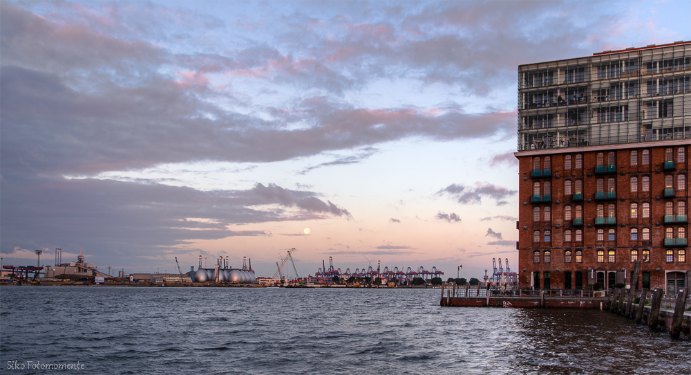 Vollmond im Hafen