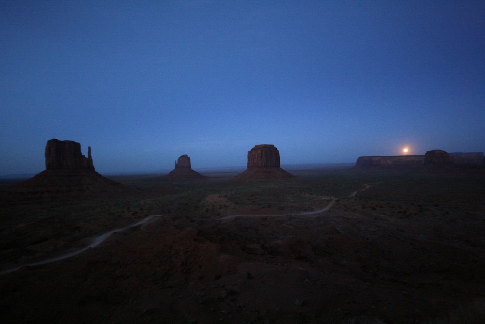 Vollmond im Monument Valley