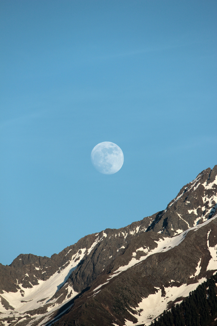 Vollmond in den Bergen