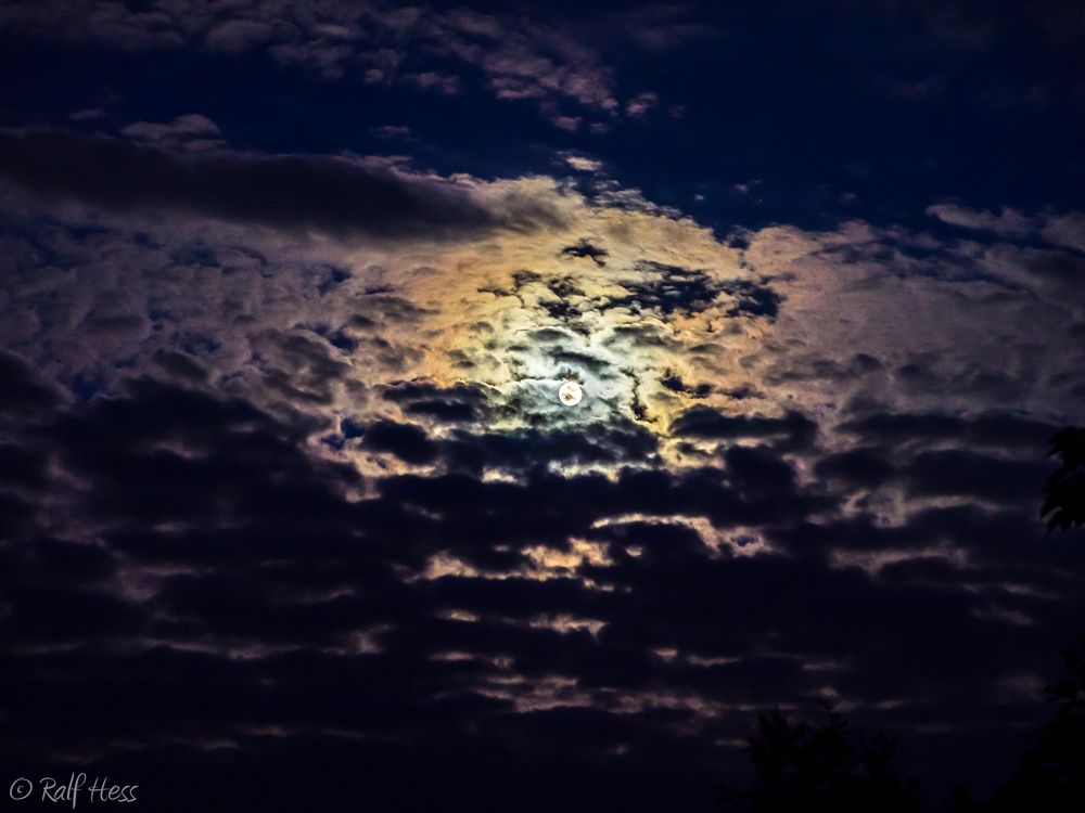 Vollmond in den Wolken 1