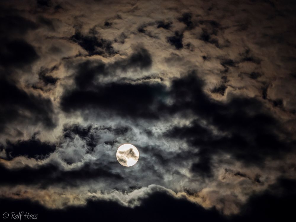 Vollmond in den Wolken 2