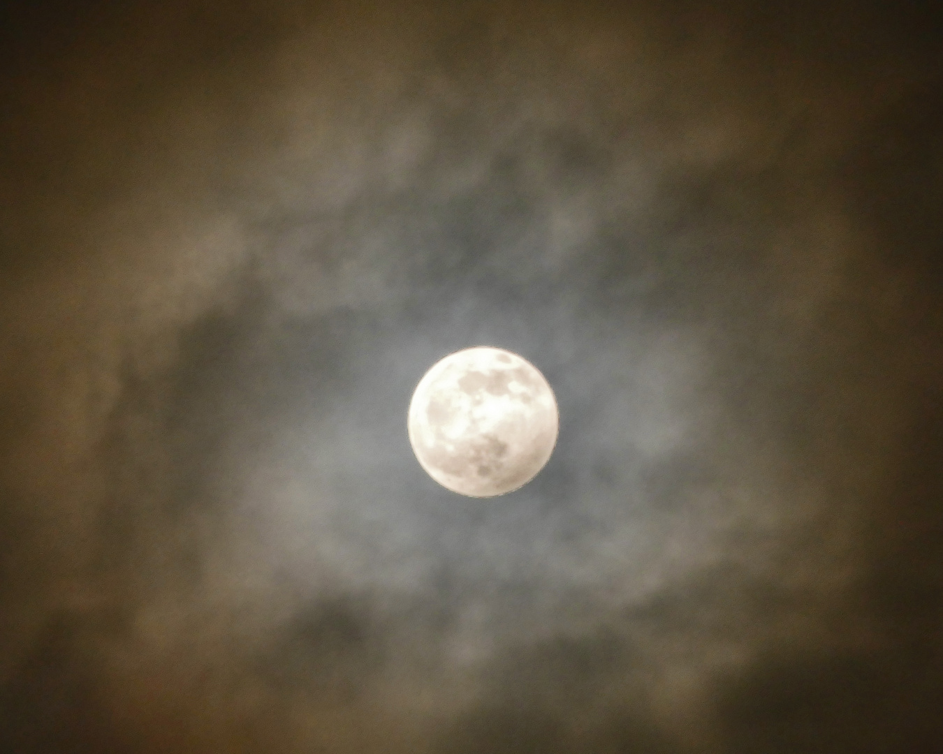 Vollmond in einer Wolkenlücke