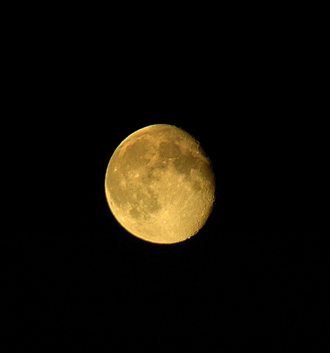 Vollmond in Saharastaub gehüllt