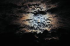 Vollmond in Wolken