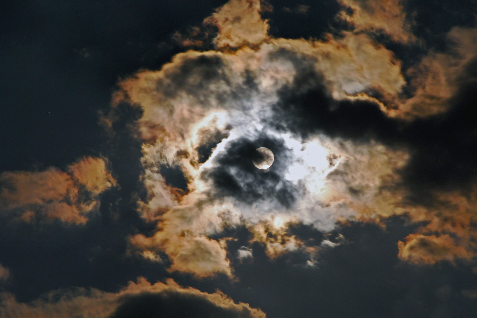 Vollmond in Wolken