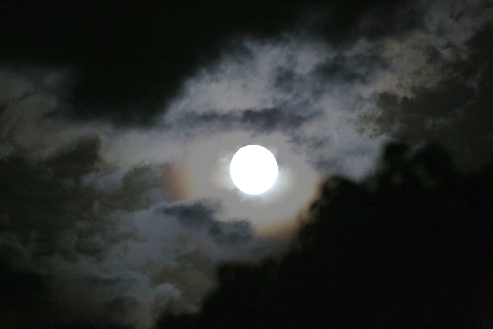 Vollmond in Wolken