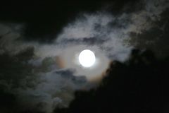 Vollmond in Wolken