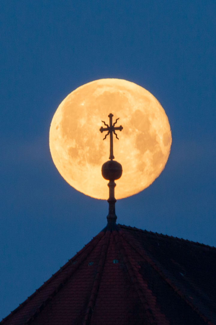 Vollmond karfreitags ohne Glockengeläut hinterm Passauer Dom