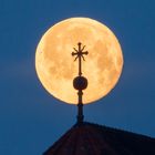 Vollmond karfreitags ohne Glockengeläut hinterm Passauer Dom