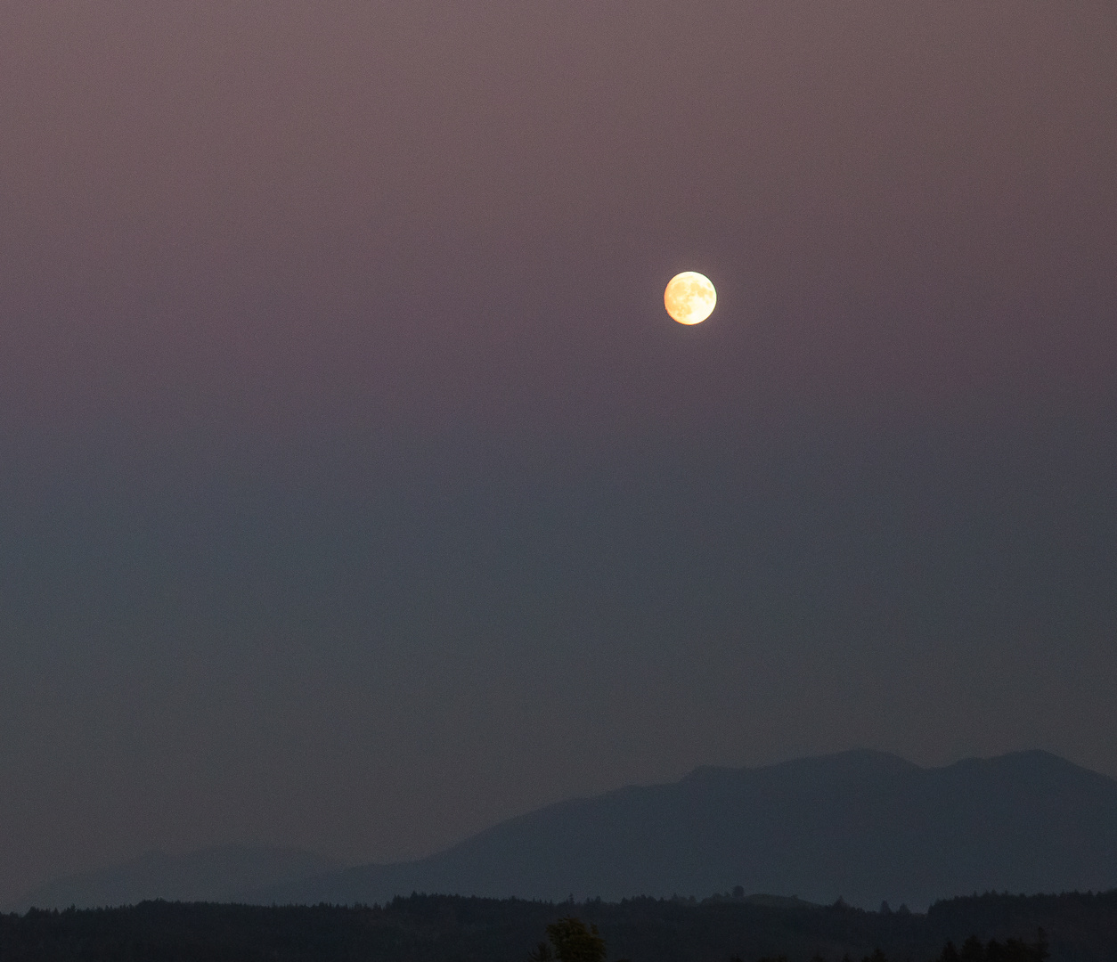 Vollmond mit Bergrücken