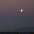 Vollmond mit Bergrücken