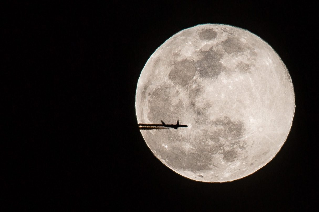 Vollmond mit Boeing 737-8AS